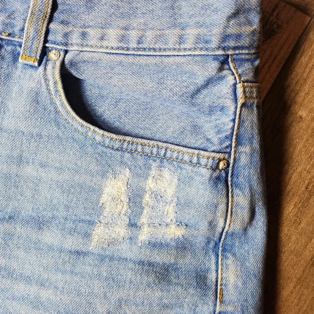 Forever 21 Distressed Jean Shorts Medium Wash Size 25